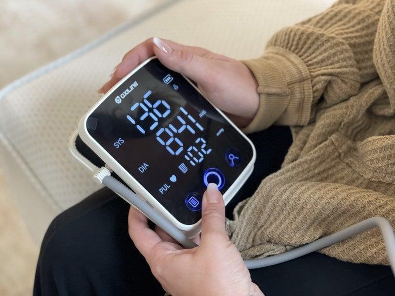 A person holding the Oxiline 9S Pro